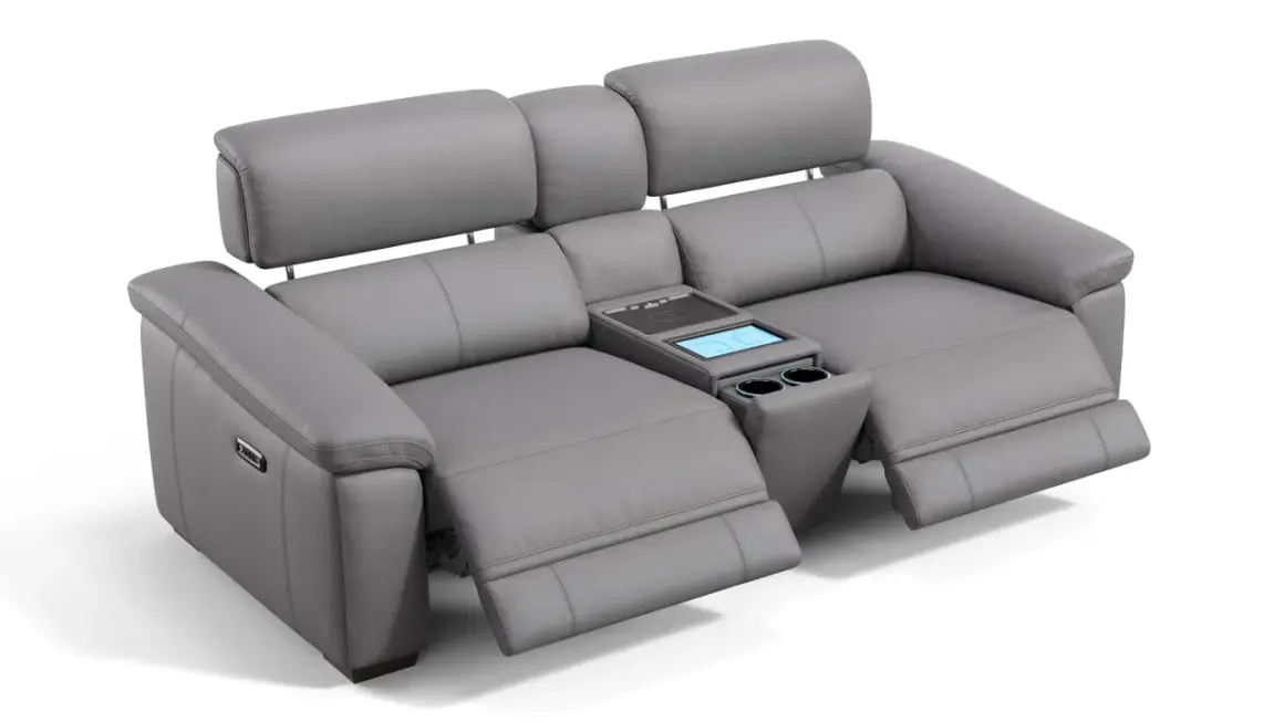 Grauer Ledersofa mit integriertem Tisch und Getränkehaltern. Wenn das **Sofa zu hart was tun**? Dieses Modell bietet Komfort und Technologie.
