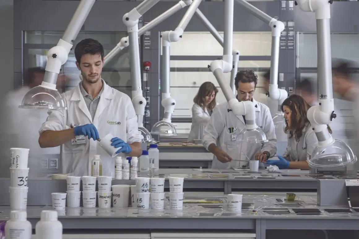 Ricercatori al lavoro nel kerakoll green lab, intenti in esperimenti con materiali.