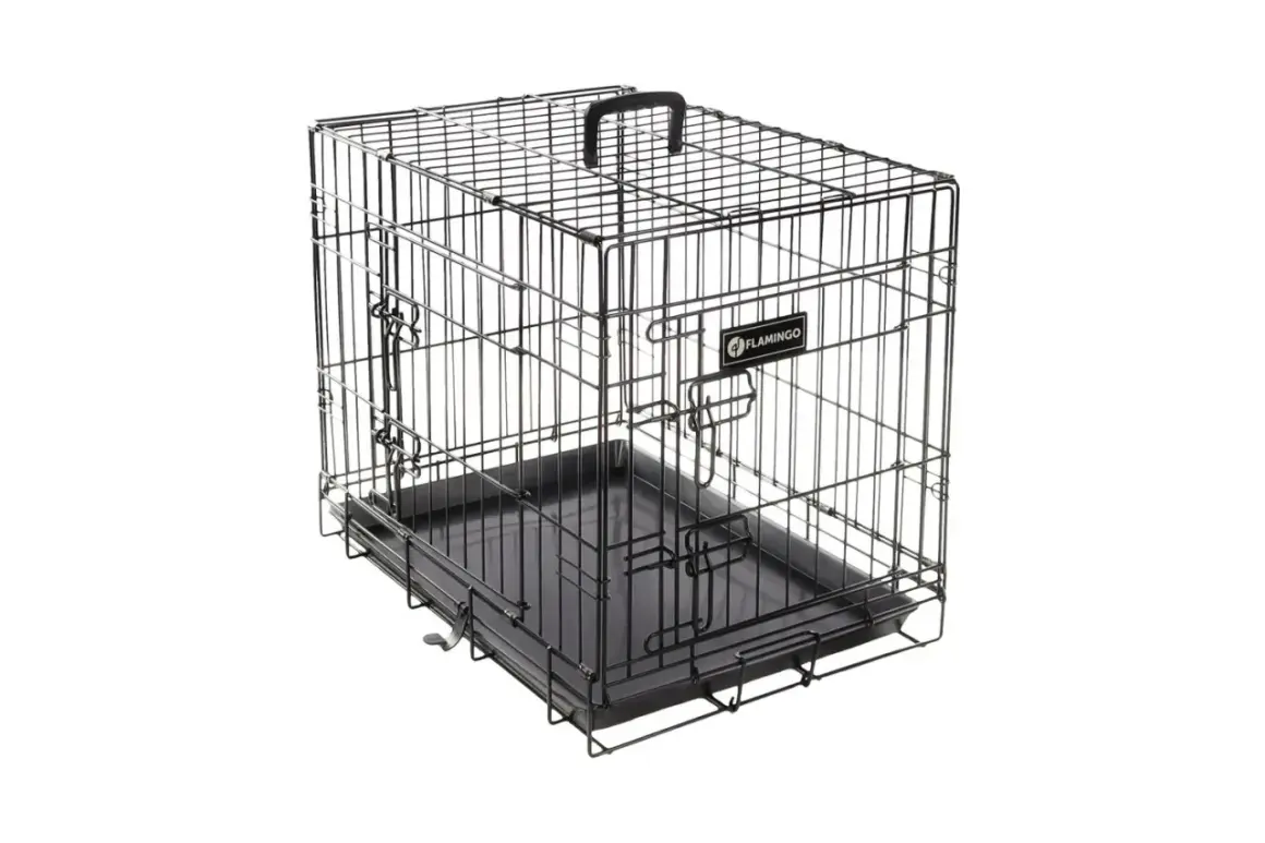 Une cage métallique pliable avec un plateau noir, idéale pour le transport ou le dressage de votre animal.