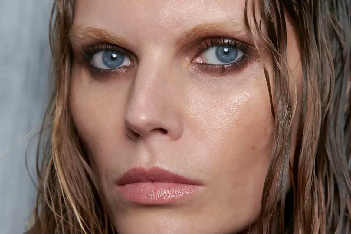 Occhi intensi con mascara sfumato, labbra lucide e capelli bagnati. Quanto dura un mascara? Dipende dalla formula e dall'applicazione.