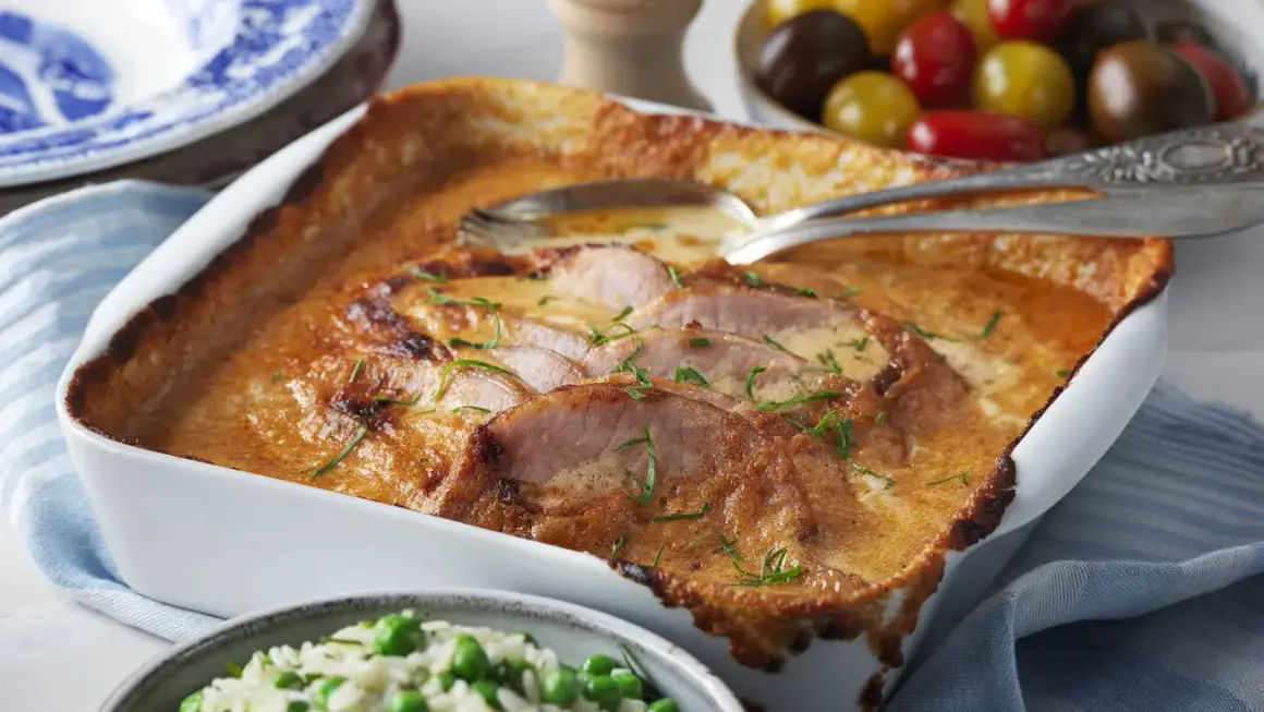 En krämig kasslergratäng med gyllene yta, garnerad med färska örter. Ett perfekt kassler recept för en mysig middag.