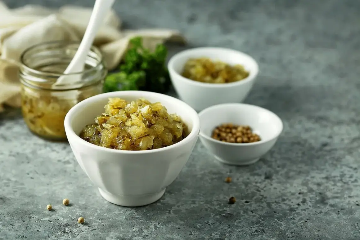 En skål med finhackad bostongurka, perfekt för ditt bostongurka recept. Bredvid en burk med gurka och en skål med senapsfrön.