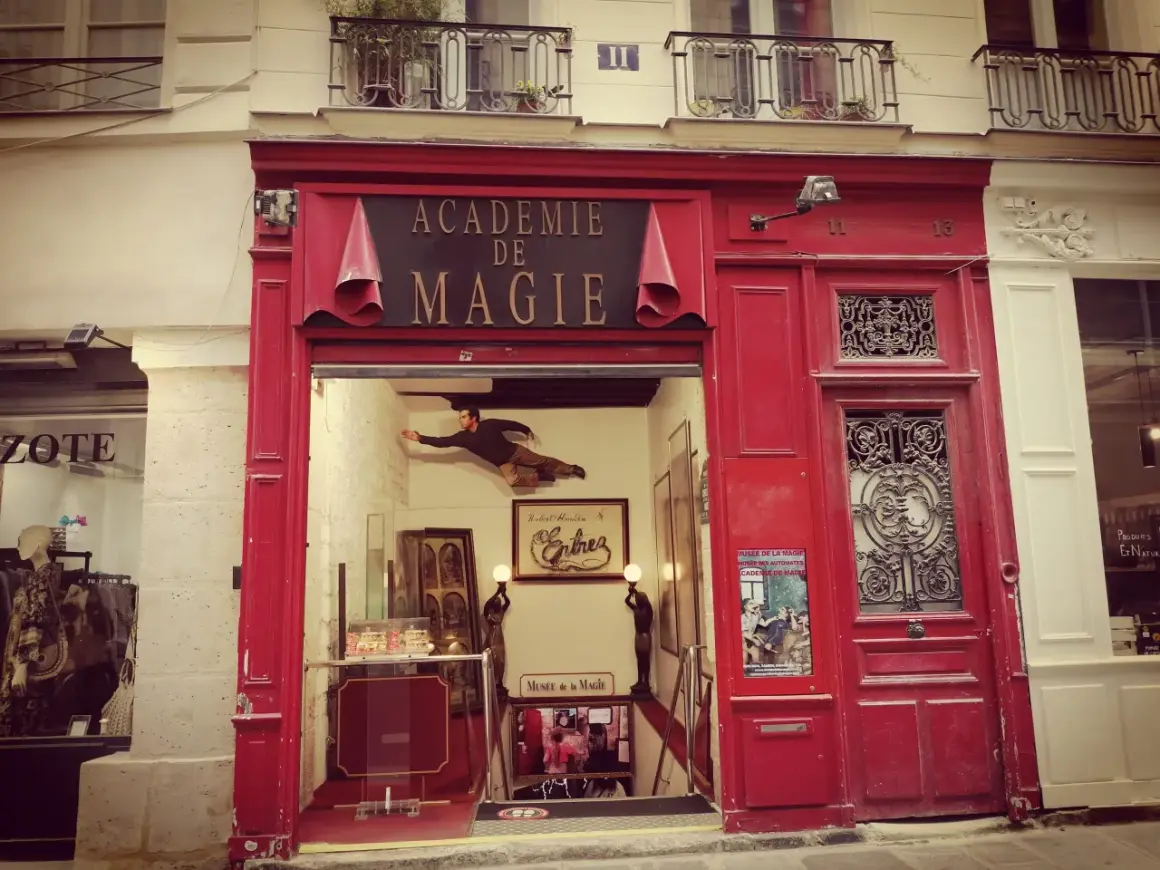 L'Académie de Magie, un musée fascinant, invite les visiteurs à découvrir les secrets de l'illusion.