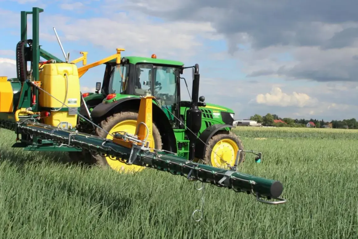 Zielony traktor z opryskiwaczem na polu. Warto sprawdzić movento 100 sc dawkowanie dla optymalnych rezultatów.