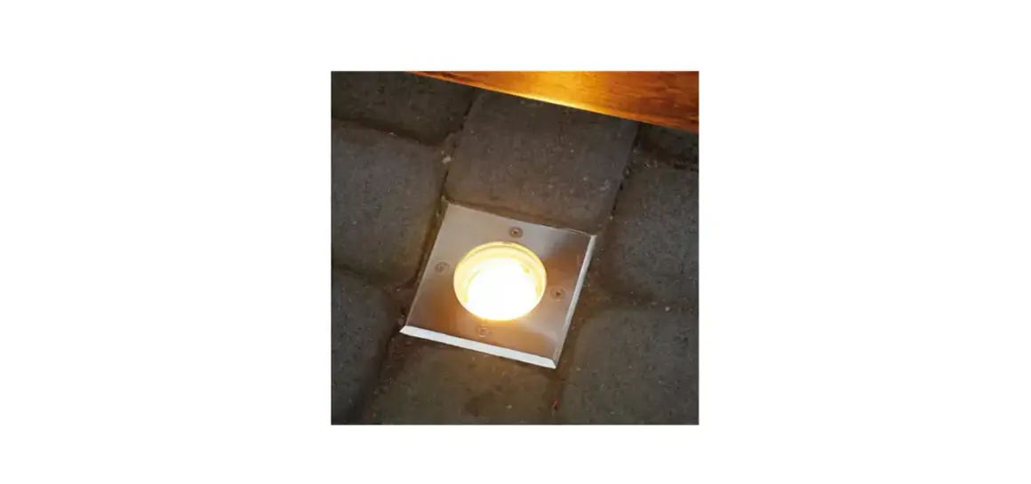 Nowoczesne lampy led 230v zewnętrzne wbudowane w kostkę brukową, oświetlające ścieżkę.