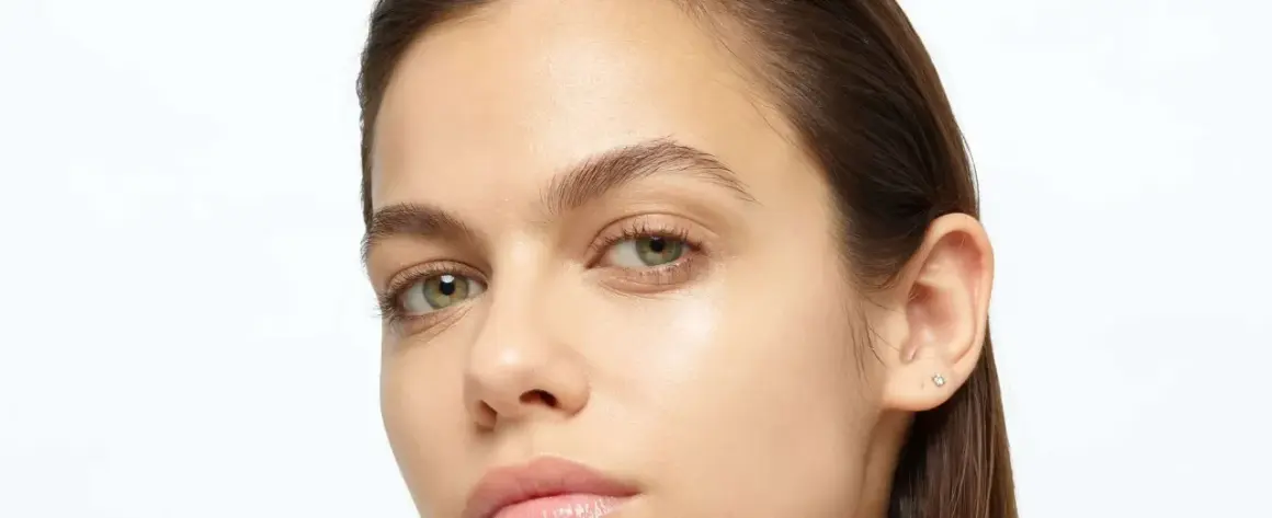 Viso pulito e radioso dopo l'uso dell'acqua micellare, perfetta per rimuovere trucco e impurità.