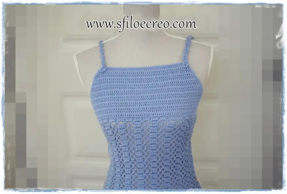 Top in cotone uncinetto azzurro con pizzo, schemi gratis disponibili.