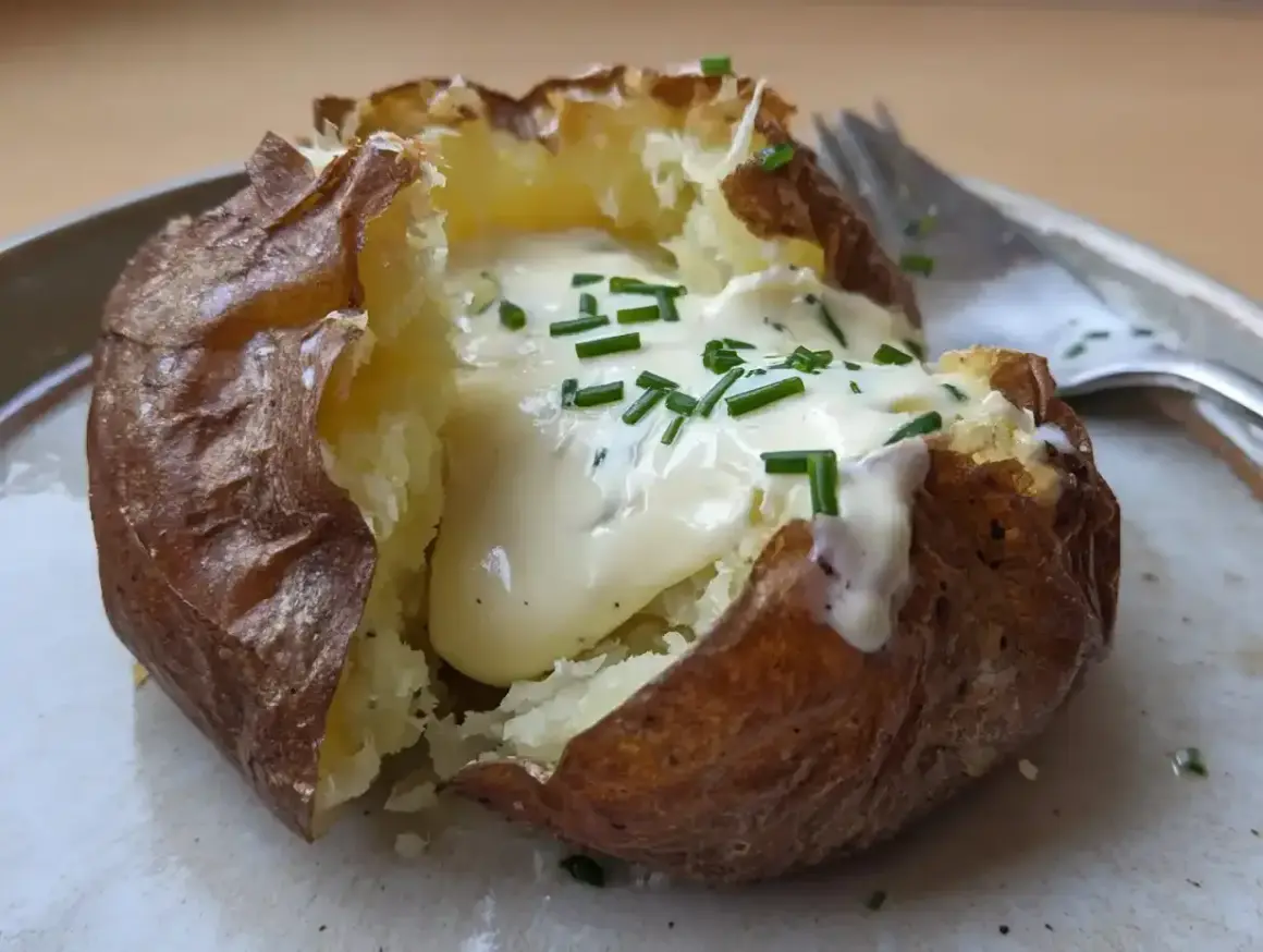 En perfekt bakad potatis med en krämig fyllning och färsk gräslök. Enkel men utsökt!