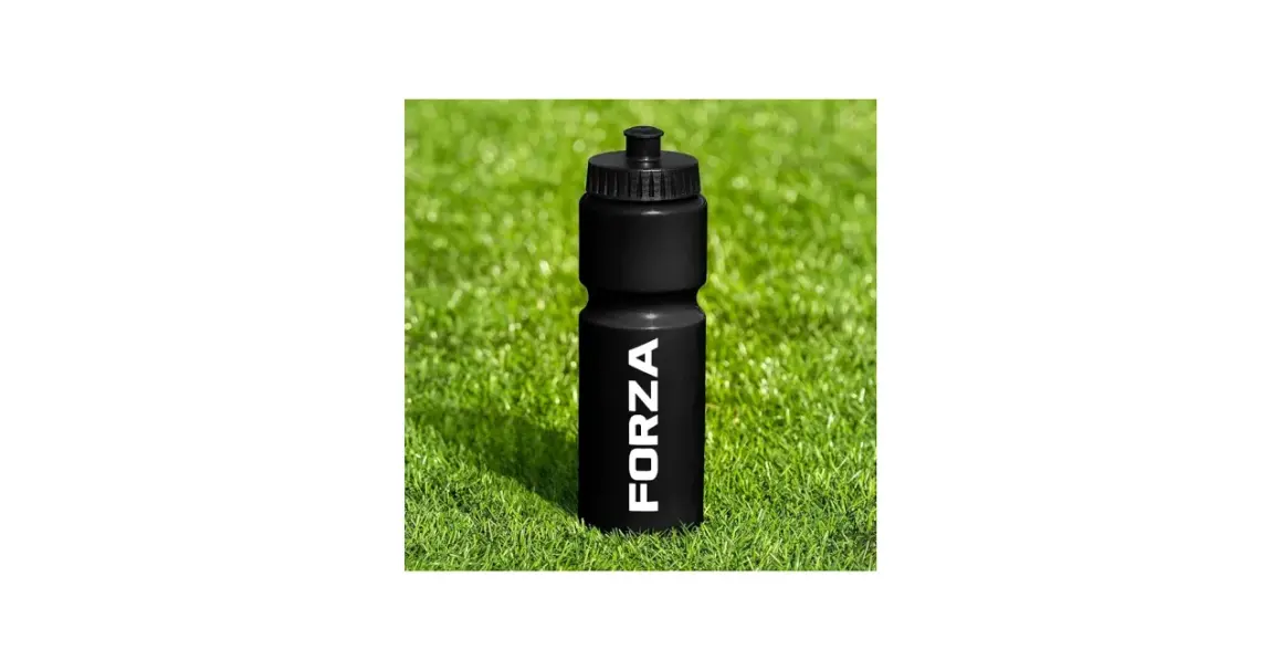 Czarny bidon sportowy z napisem "FORZA" na zielonej trawie.