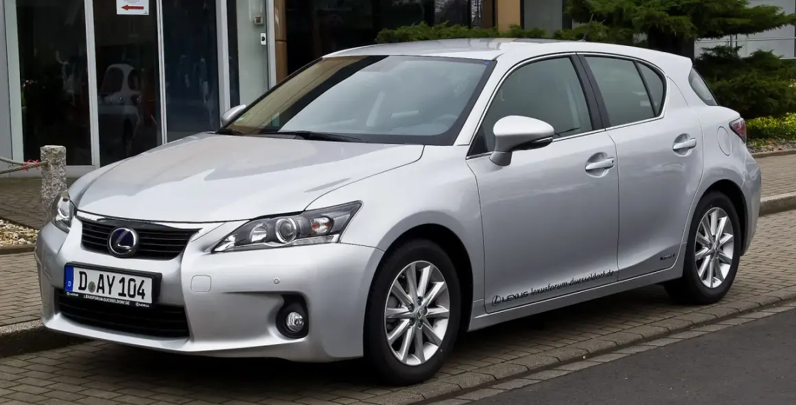 Srebrny Lexus 200h zaparkowany przed budynkiem. Elegancki, nowoczesny design.