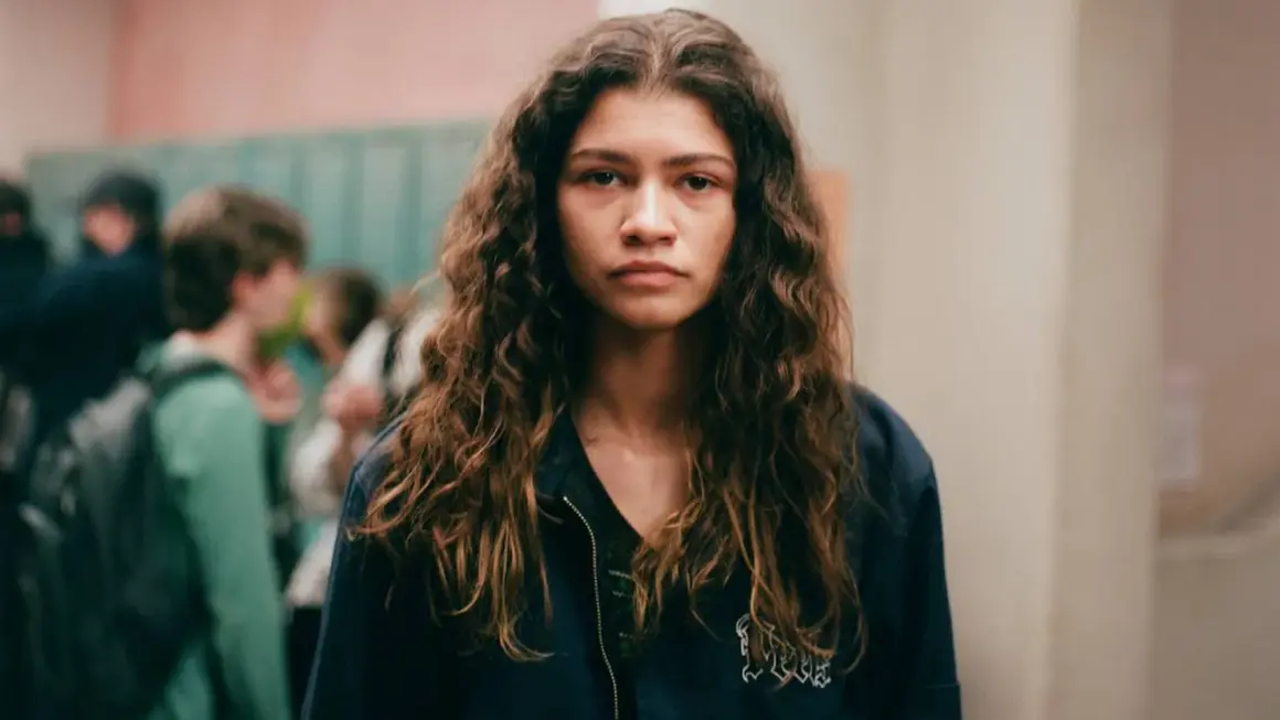 Rüya gibi bir an, belki de "euphoria staffel 3" için bir hazırlık. Zendaya'nın dalgalı saçları ve düşünceli bakışları, okul koridorunda bir hikaye anlatıyor.