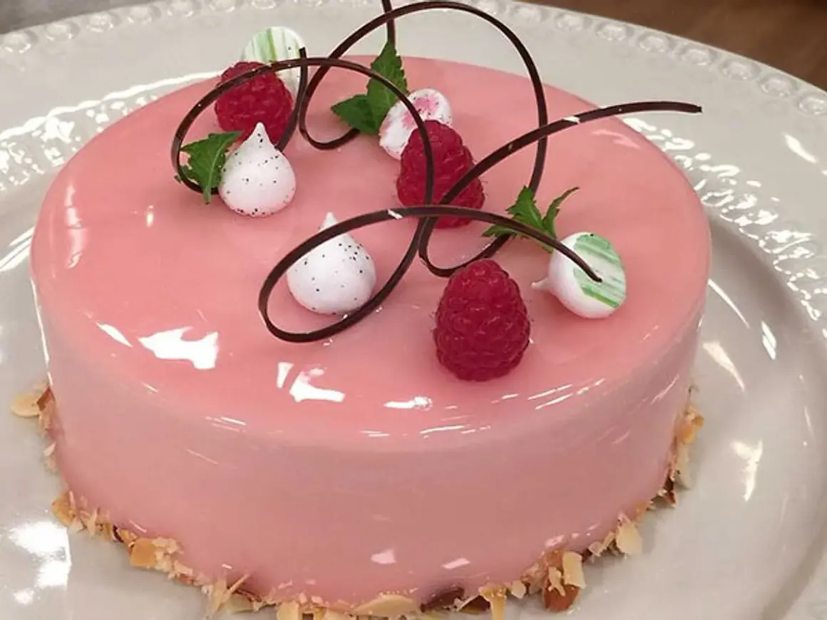 Rosa tårta med spegelglasyr, hallon och maräng. Ett perfekt mirror glaze recept för en festlig dessert.