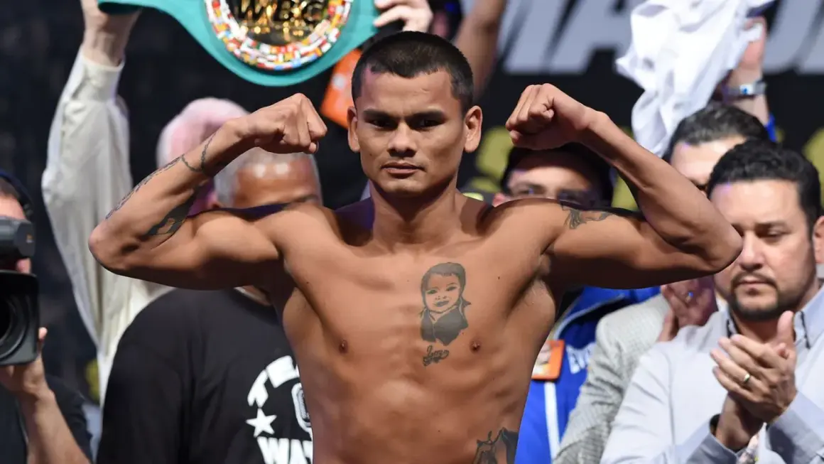 Boxaren Marcos Maidana visar upp sina muskler med en WBC-bälte över axeln.