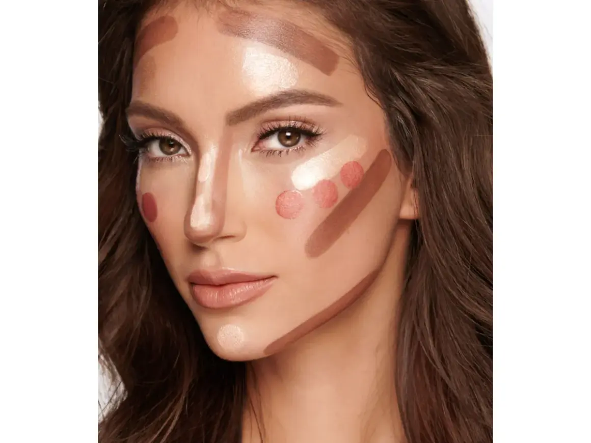 Ecco come si fa il contouring: strisce di fondotinta scuro e chiaro sul viso per scolpire i tratti.