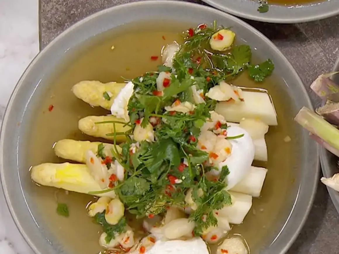 Vit sparris i en buljong med hackad chili, vitlök och koriander. Ett enkelt och gott vit sparris recept.