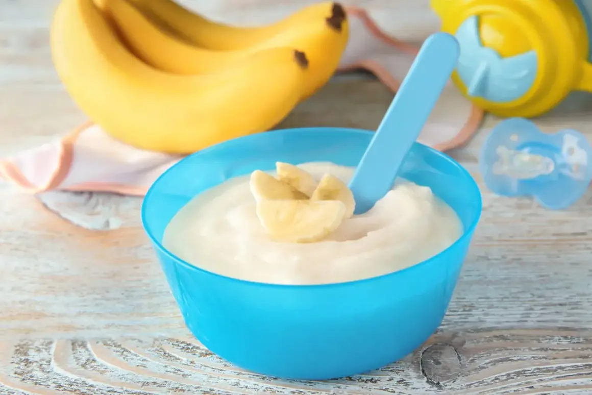 Semolino alla banana in ciotola blu, pronto per essere gustato. Ecco come si fa il semolino per i più piccoli!