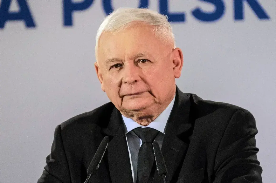 Jarosław Kaczyński w garniturze, mówiący do mikrofonu. Czy zastanawiałeś się, ile wynosi emerytura posła?