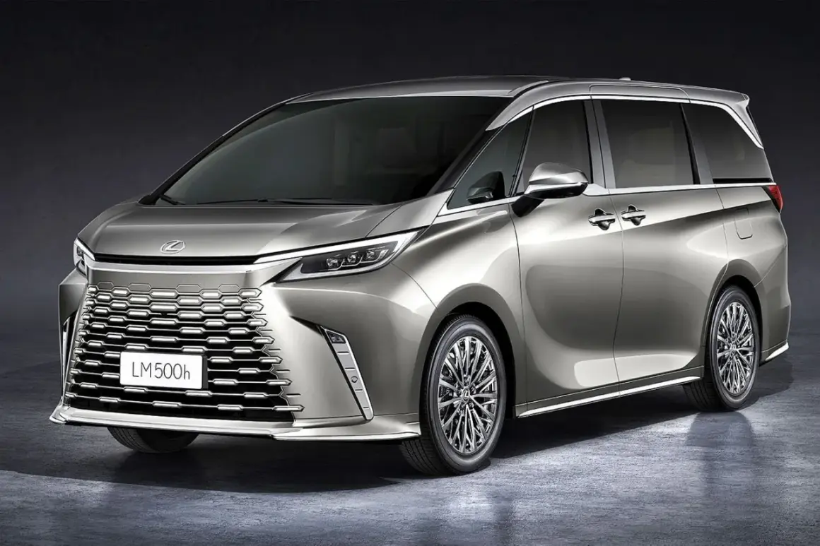 Elegancki, srebrny Lexus LM 500h z charakterystycznym grillem i stylowymi felgami, gotowy na podróż.