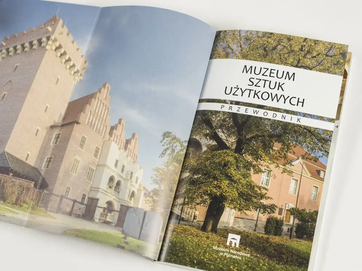 Przewodnik po Muzeum Sztuki Użytkowej w Poznaniu. Na okładce zabytkowe budynki i jesienne drzewa.