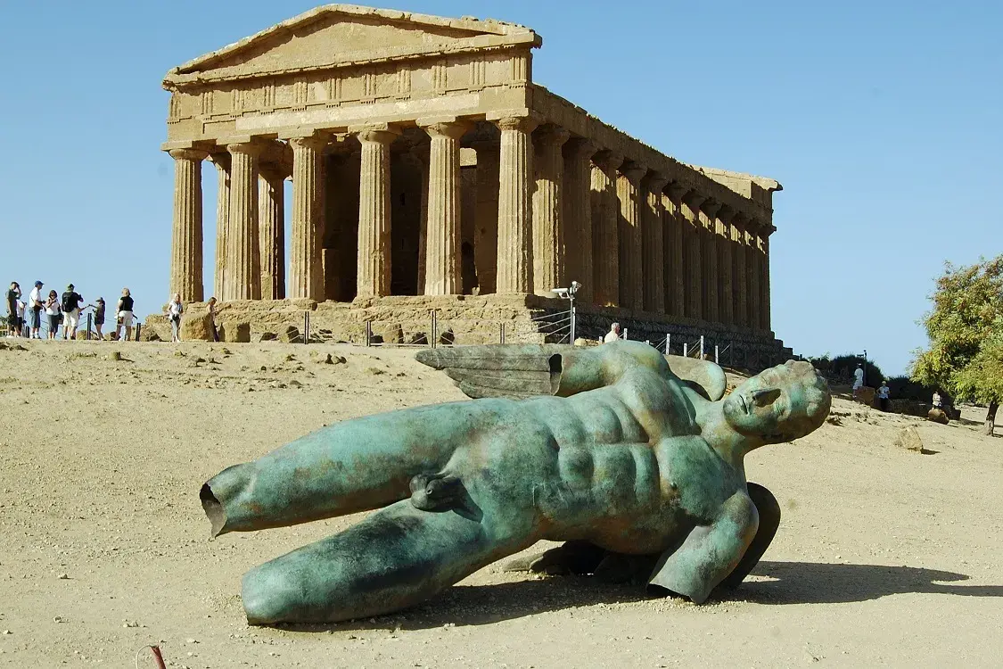 Mitoraj w Agrigento: Jak rzeźba Upadek Ikara zmienia spojrzenie na historię