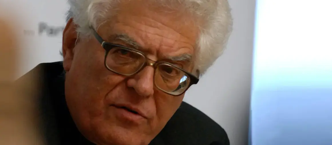 Nahaufnahme eines älteren Mannes mit Brille und weißem Haar, der nachdenklich in die Kamera blickt. Franz Grave, ein Mann mit tiefen Falten und einem ernsten Ausdruck.