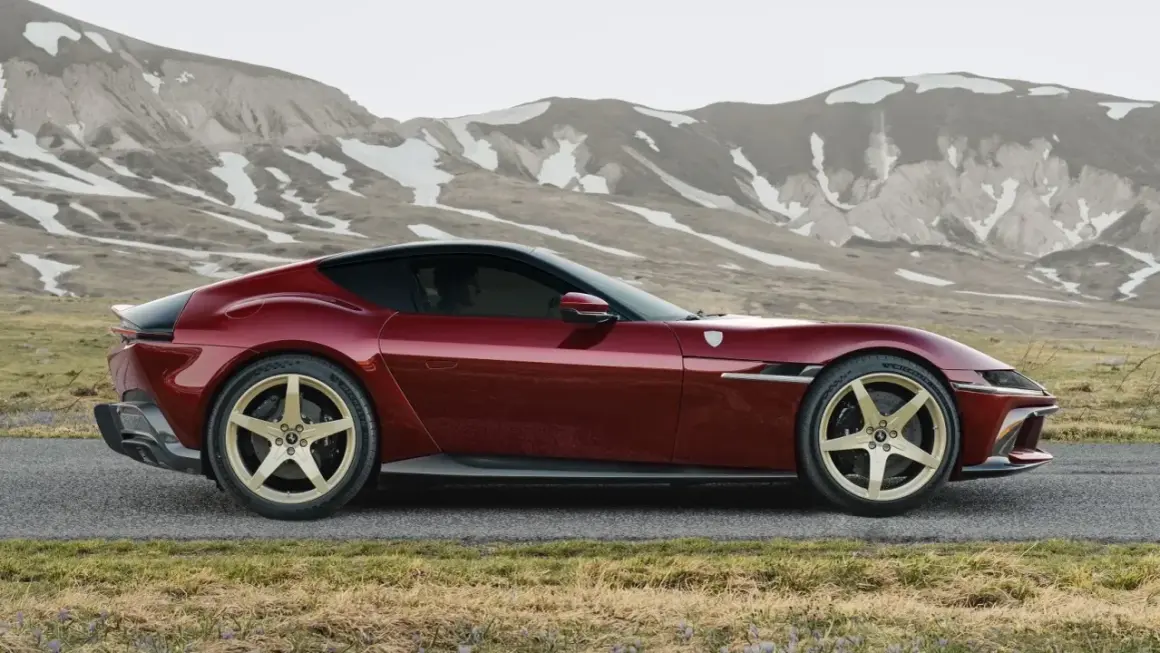 Czerwone Ferrari LaFerrari z złotymi felgami na tle górskich krajobrazów.