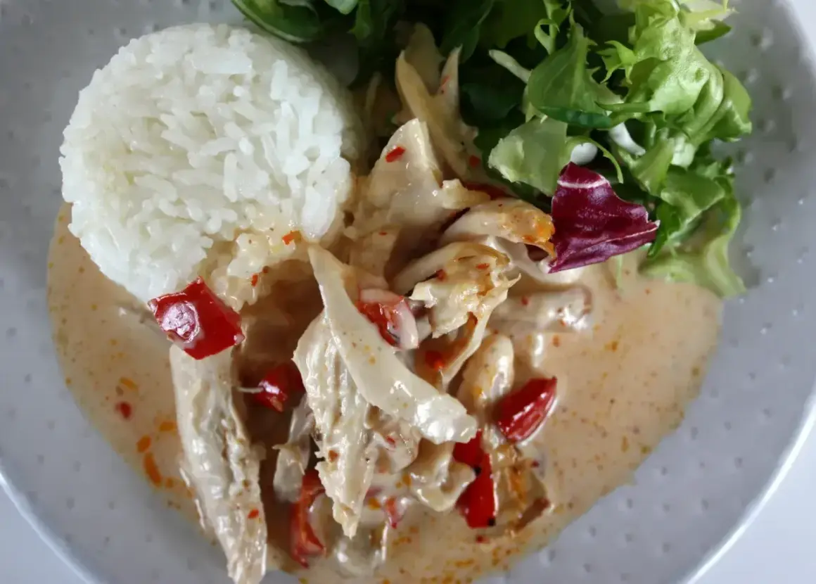 Kyckling i krämig mango chutney sås med ris och sallad.