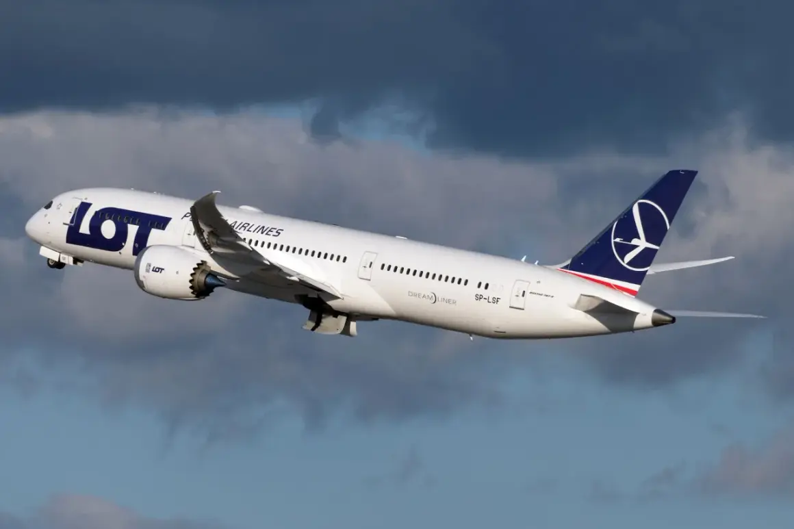 Biały Dreamliner LOT-u wznosi się na tle burzowych chmur. To dumny element polskiej floty lotniczej.