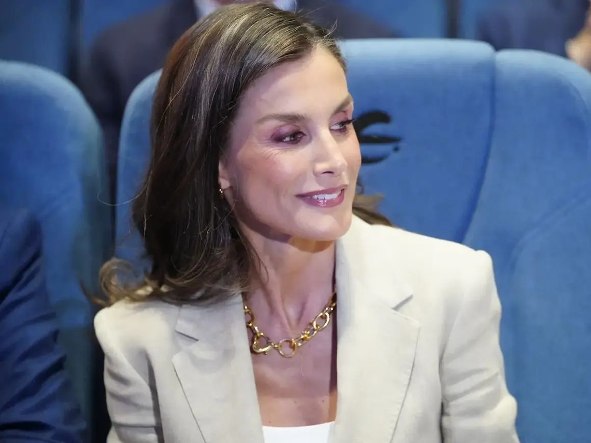 Reina Letizia luce un elegante vestido y un collar dorado.