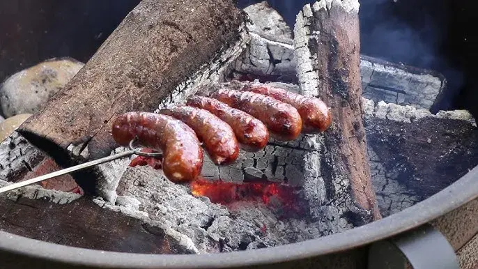 Idealna kiełbasa z ogniska: Wybierz, upiecz i podaj jak mistrz