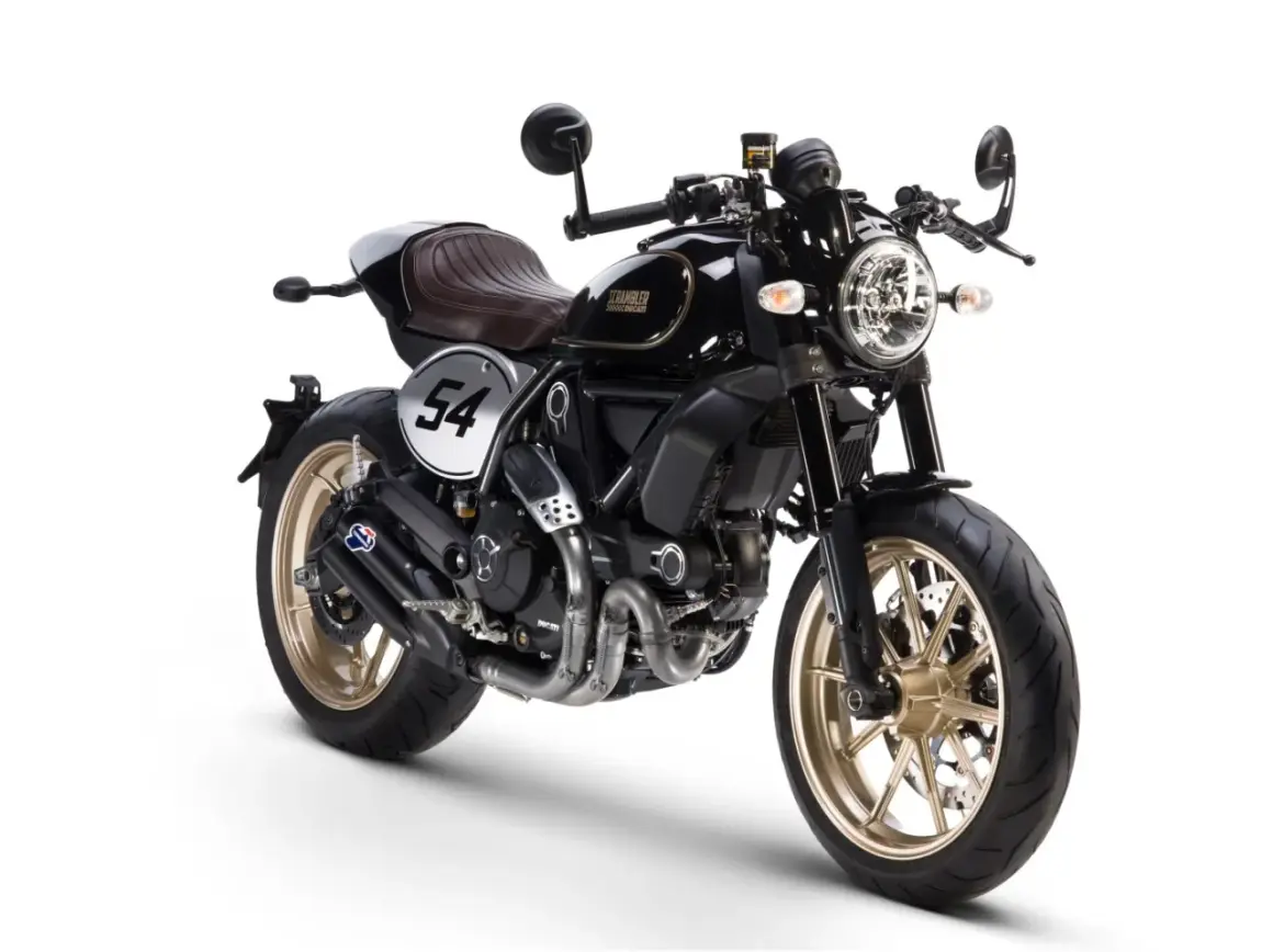 Ducati Scrambler Cafe Racer negra con asiento marrón, llantas doradas y el número 54 en un círculo blanco.