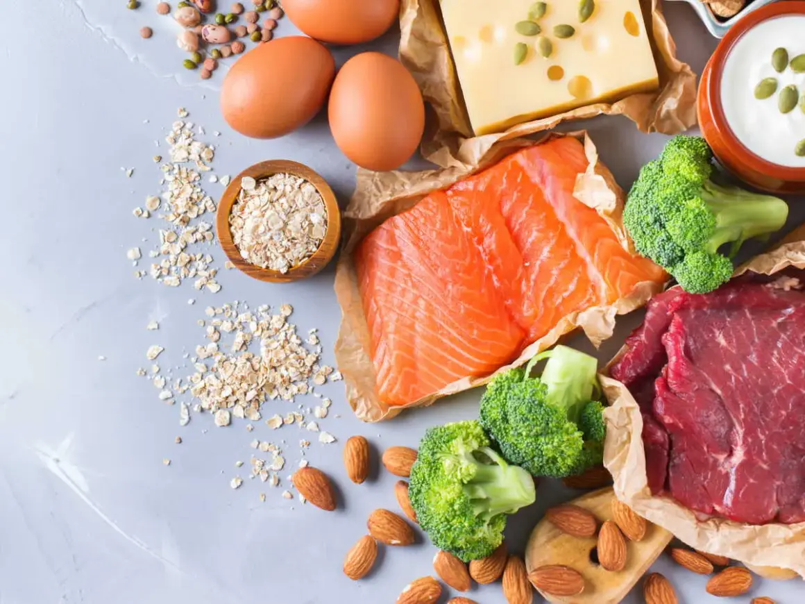 Œufs, saumon, bœuf, fromage, yaourt, brocolis, flocons d'avoine et amandes. Une abondance de sources de protéines, peut-être trop de protéine pour certains.
