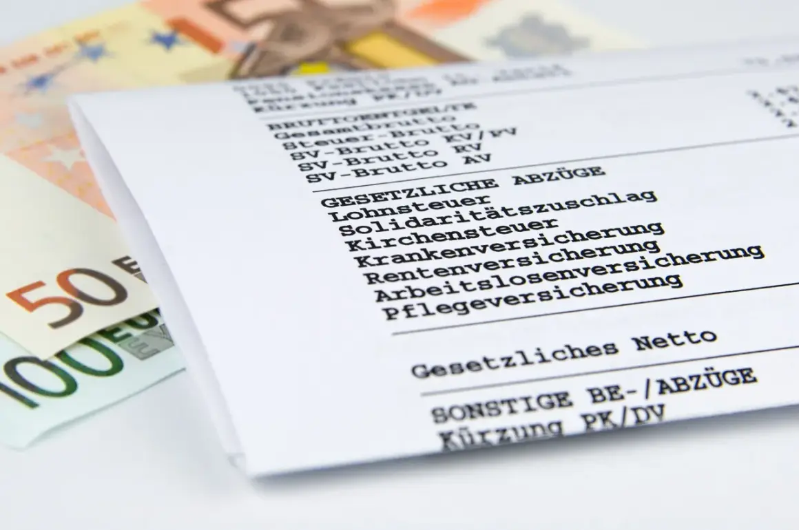 Lohnabrechnung zeigt Brutto und Netto. Ein Anlagenmechaniker fragt sich nach dem anlagenmechaniker gehalt netto. Euroscheine liegen daneben.