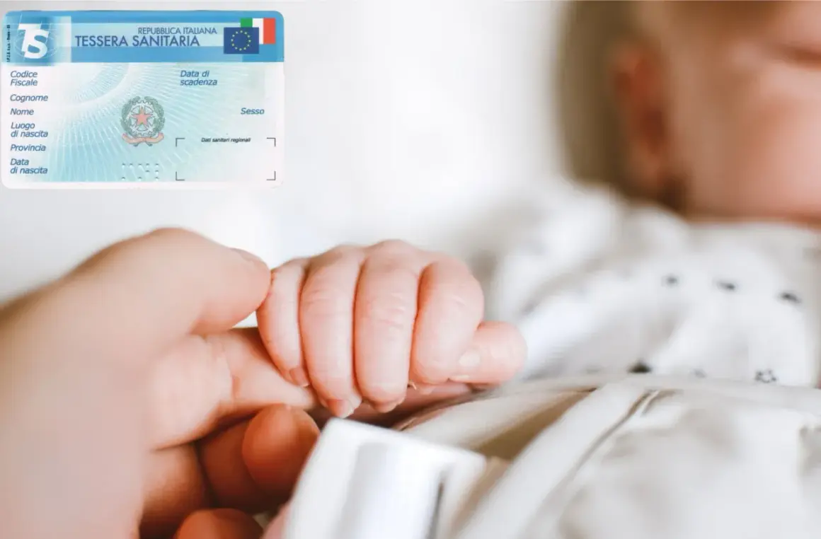 La tessera sanitaria con il codice fiscale di un neonato, tenuta dalla mano di un adulto.