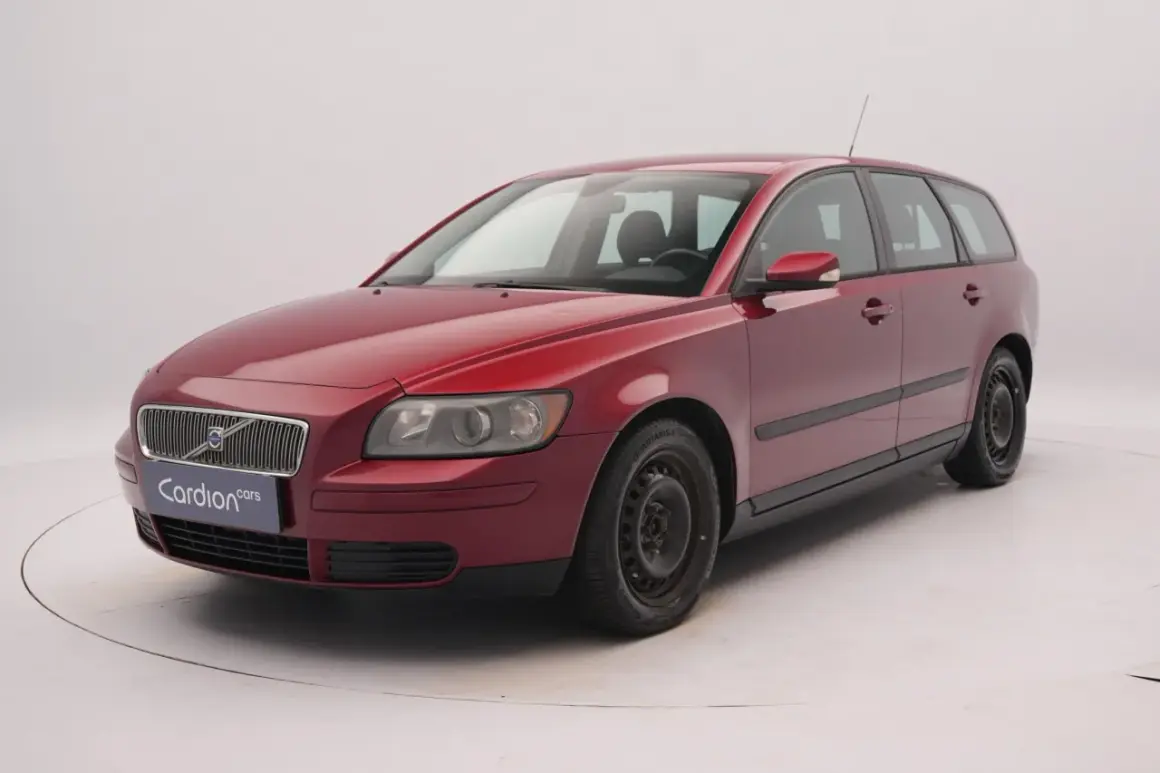 Czerwone Volvo V50 2.0D z logo Cardion Cars na grillu, prezentowane na białym tle.