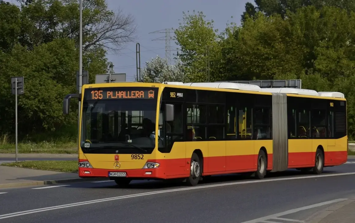 Autobus linii 135 w Warszawie zmierza na Plac Hallera.