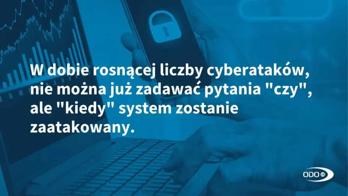 Ręce piszą na klawiaturze, ekran pokazuje wykresy i ikonę kłódki. W dobie cyberataków ochrona danych osobowych jest kluczowa.