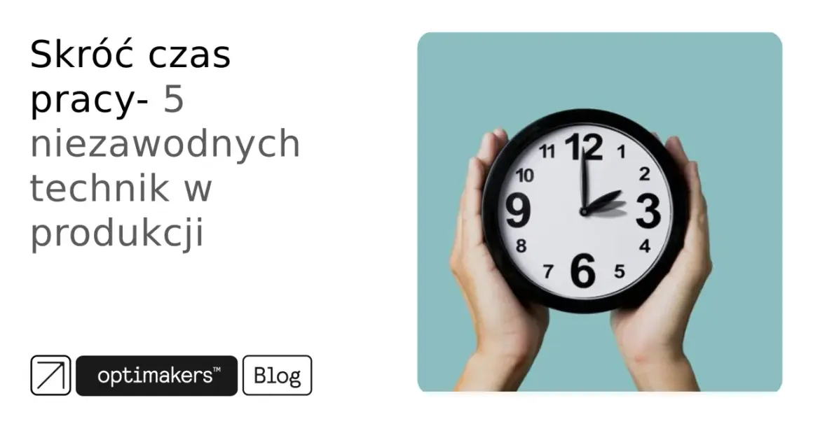 Ręce trzymają zegar, symbolizując usprawnienie procesów operacyjnych w produkcji.