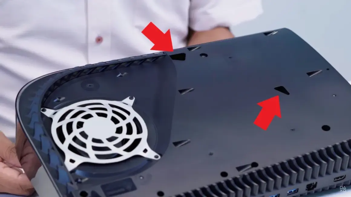 Rote Pfeile zeigen auf Lüftungsschlitze der PS5, die für die PS5 reinigen wichtig sind.