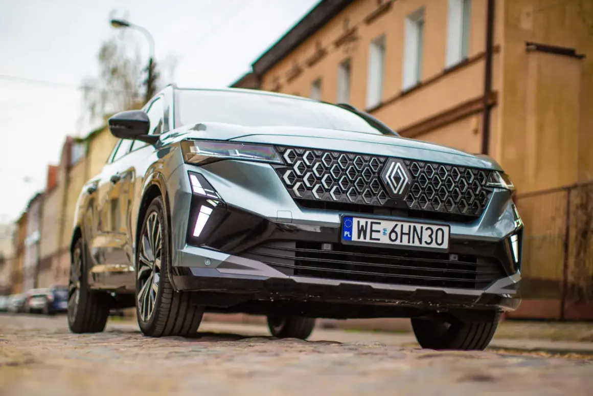 Nowy Renault Espace 2024 z charakterystycznym grillem i nowoczesnymi światłami LED, zaparkowany na brukowanej ulicy.