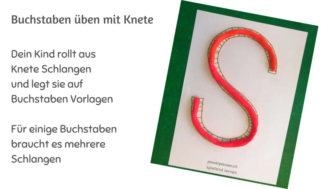 Rote Kneteschlangen formen den Buchstaben S auf einer Vorlage. Kinder üben so spielerisch, Buchstaben zu schreiben.