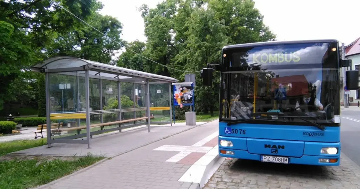 Niebieski autobus KOMBUS na przystanku w Poznaniu, Wielkopolska. Czekam na odjazd.