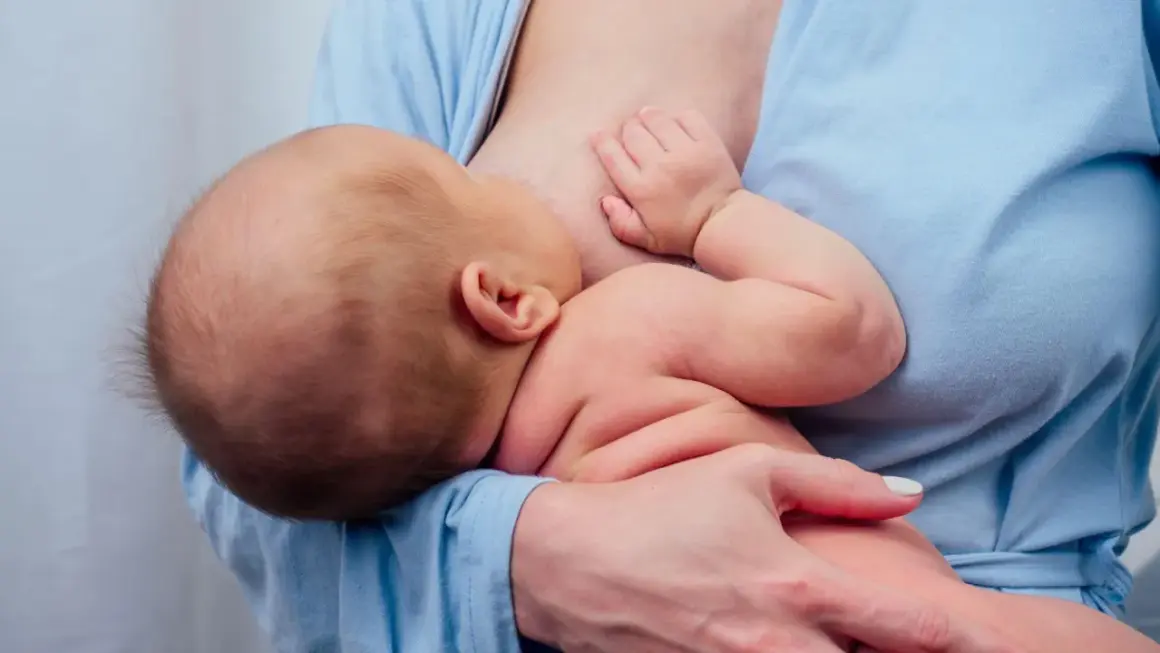 Un neonato di 1 settimana viene allattato al seno. La domanda "quanto latte deve bere un neonato di 1 settimana" è centrale per i neogenitori.