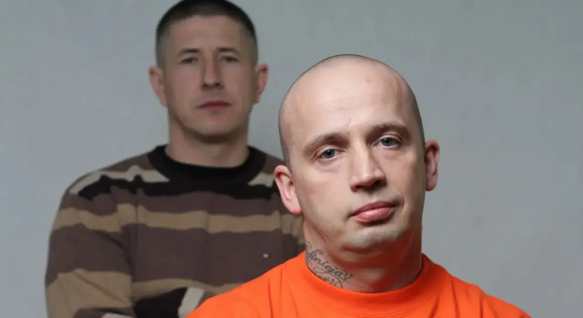 Dwóch mężczyzn, jeden z przodu w pomarańczowej koszulce i tatuażem na szyi, drugi z tyłu w bluzie w paski.
