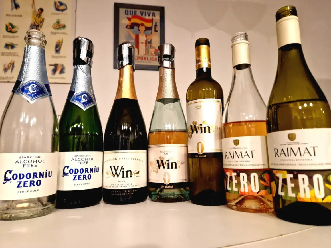 Reihe von Flaschen, die die Frage "ist alkoholfreier Wein wirklich alkoholfrei?" beantworten. Mehrere Marken mit "Zero" oder "0% Alkohol" sind zu sehen.