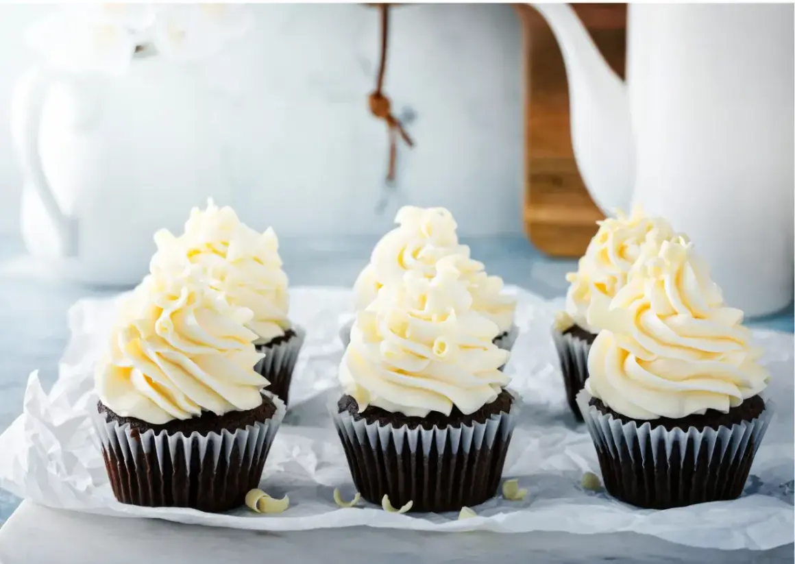 Chokladmuffins med fluffig vaniljfrosting, perfekt för ett enkelt frosting recept.