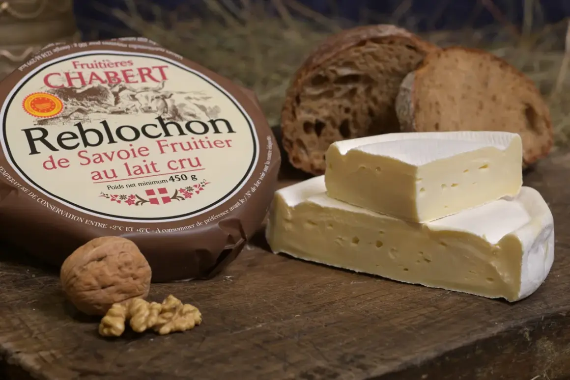 Reblochon de Savoie, fromage au lait cru, avec du pain et des noix. L'origine reblochon est bien visible sur l'emballage.