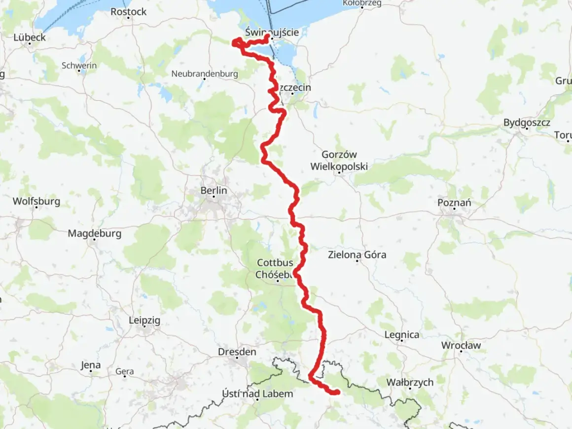 Mapa pokazuje trasę rowerową wzdłuż Odry, od Świnoujścia przez Szczecin, aż po Czechy.
