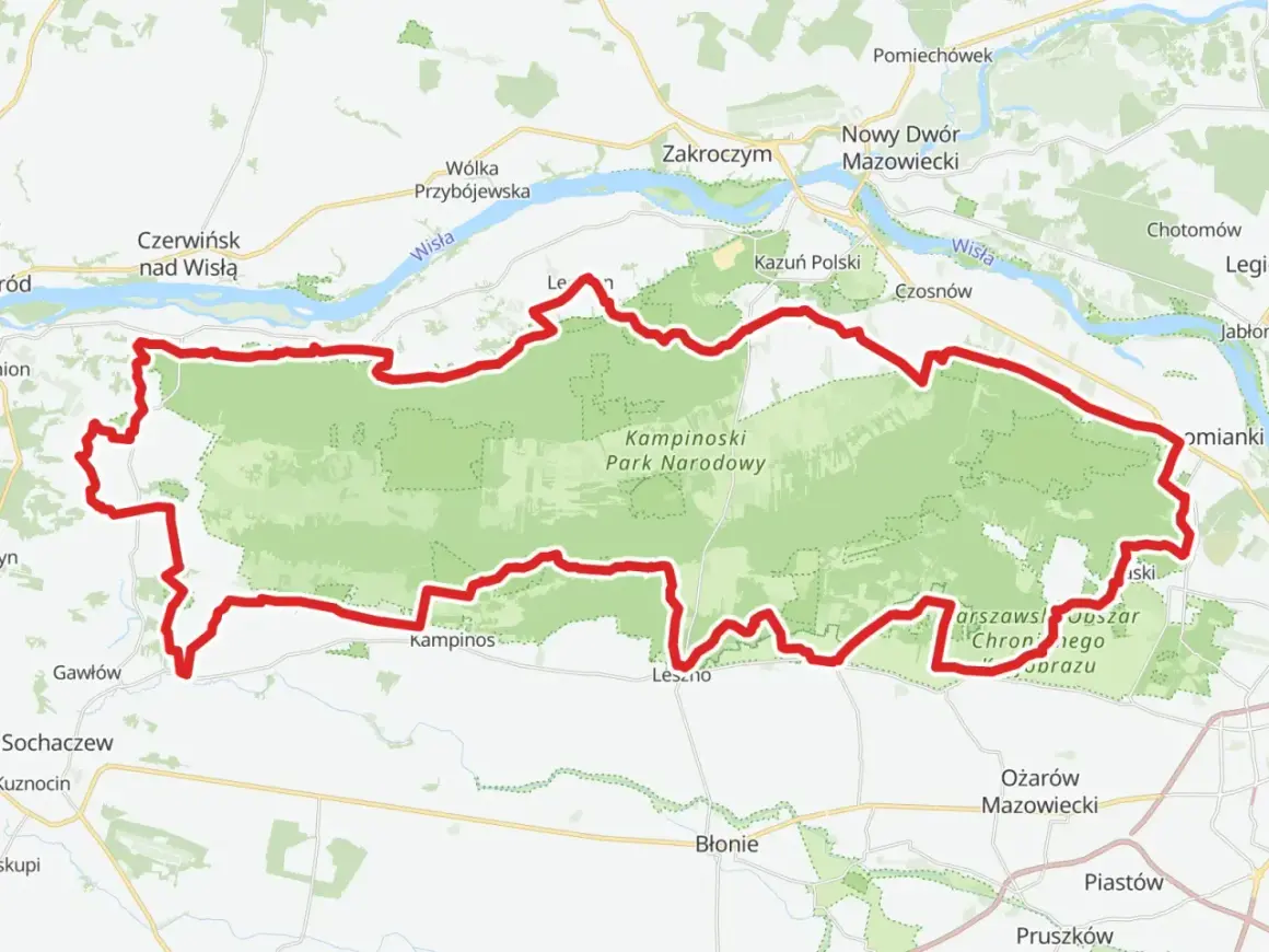 Mapa przedstawia przebieg kampinoskiego szlaku rowerowego, otaczającego zielony obszar Kampinoskiego Parku Narodowego, w pobliżu Wisły i miejscowości takich jak Zakroczym czy Nowy Dwór Mazowiecki.