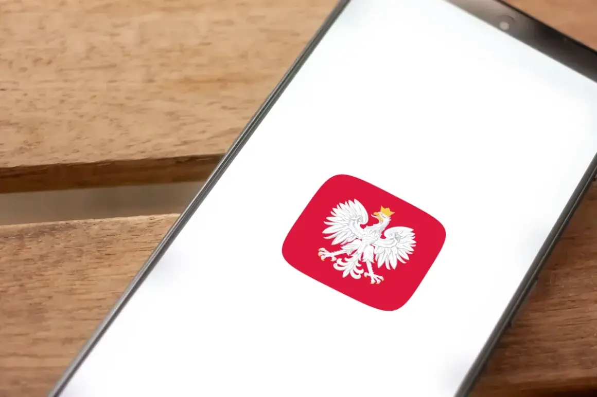 Smartfon z ikoną mObywatel. Dowiedz się, jak założyć mObywatel przez bank, by mieć cyfrowy dowód i inne dokumenty zawsze przy sobie.